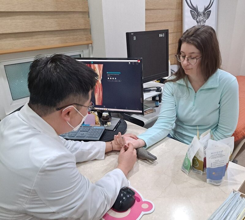 외국인 환자를 진맥하는 남천맥한의원 원장